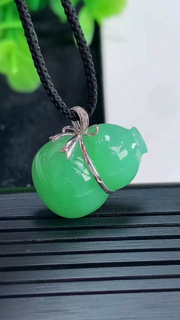 天然A货翡翠葫芦吊坠尺寸20-14.1-7.8重量:4.10g
4月16日