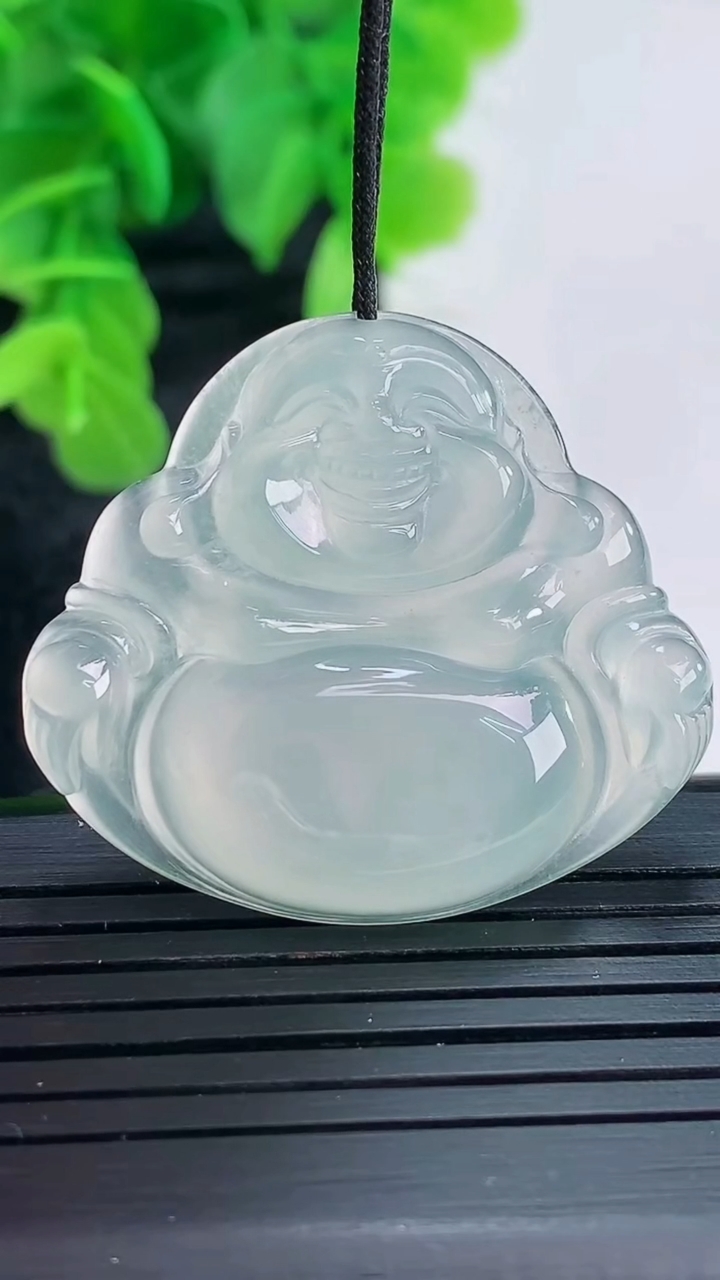 天然A货翡翠种白冰佛公吊坠尺寸31.3-35.3-5.7重量:10.05g
4月16日