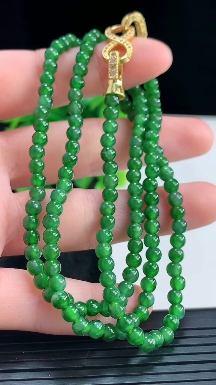 天然A货翡翠小米珠项链尺寸3.8重量:15.95g
4月16日