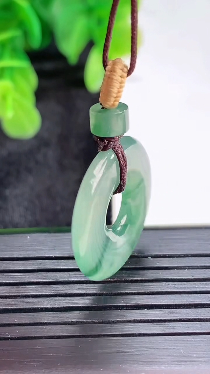 天然A货翡翠飘花平安环吊坠尺寸21.7-3.2重量:3.45g
4月16日