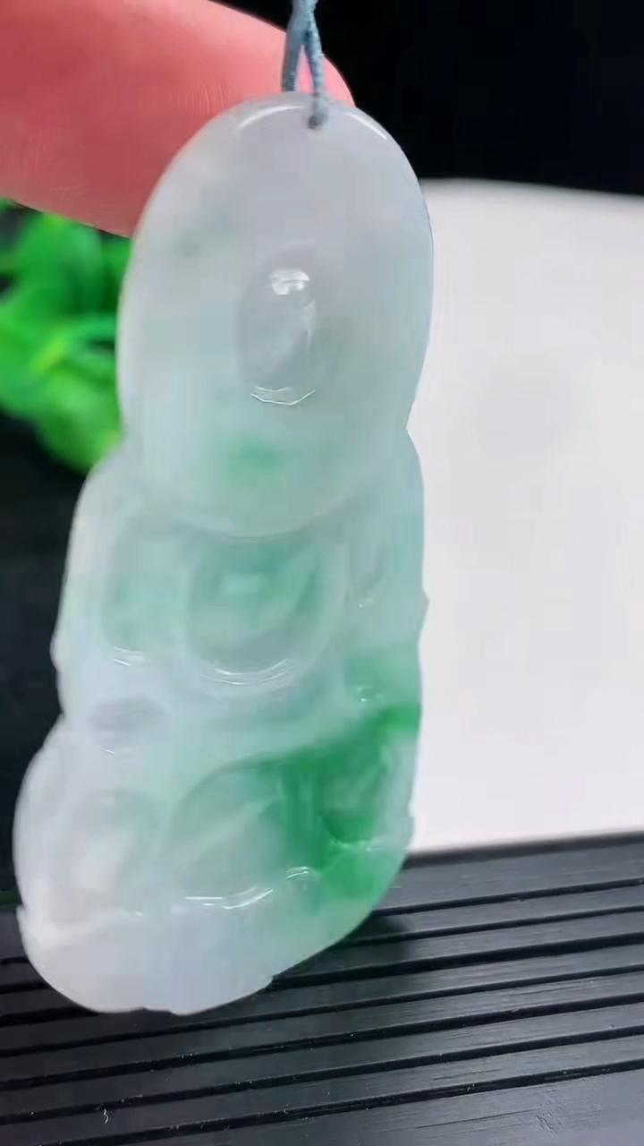 天然A货翡翠正装观音吊坠尺寸59.5-30-6.5重量:22.25g
4月16日