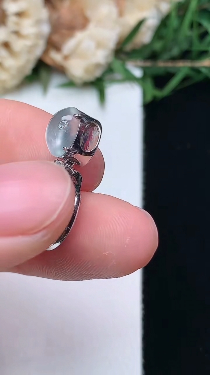 天然A货翡翠蛋面吊坠，尺寸20.4-10.6-10.4-8.8，重量:3.42g
4月16日