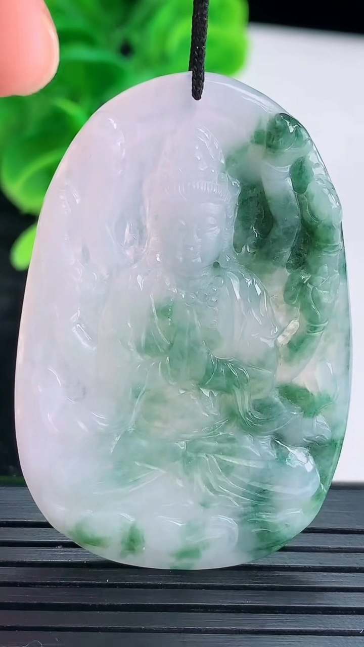 天然A货翡翠飘花千手观音吊坠尺寸49.6-32.7-3.6重量:13.73g
4月16日