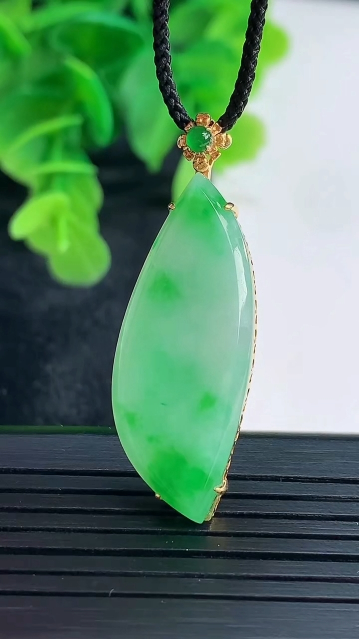 天然A货翡翠随形吊坠尺寸38.9-13.1-5.1重量:3.95g
4月16日