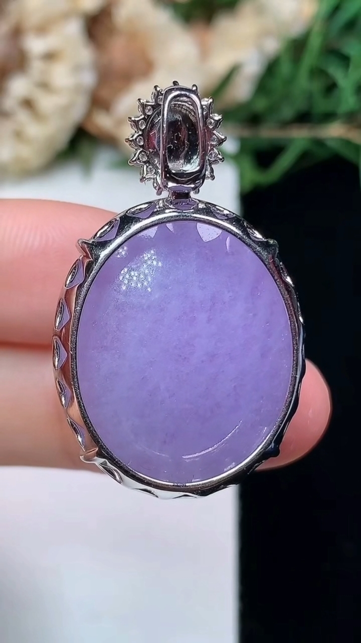 天然A货翡翠k金紫罗兰蛋面吊坠，尺寸24-21.2-13，重量:13.19g
4月16日