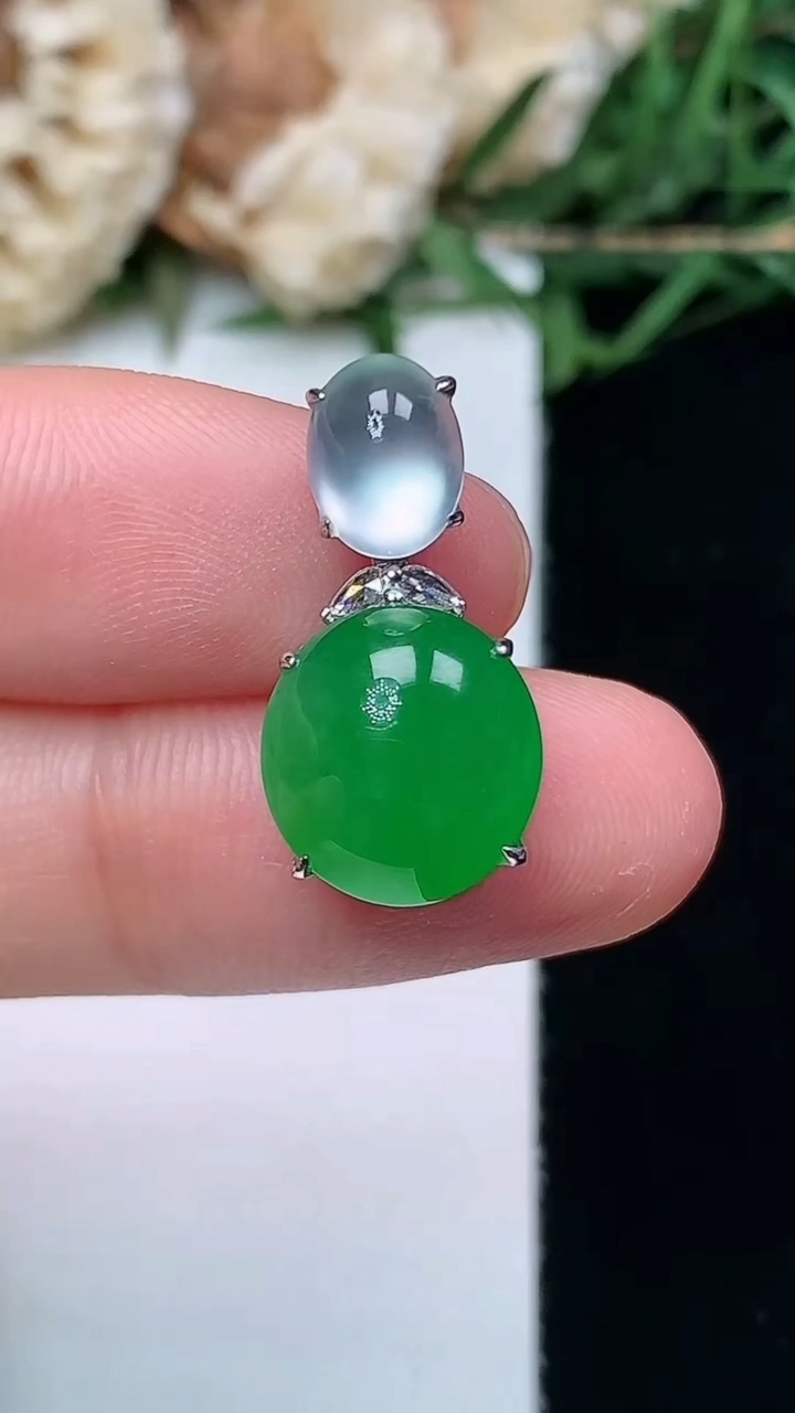 天然A货翡翠蛋面吊坠，尺寸20.4-10.6-10.4-8.8，重量:3.42g
4月16日