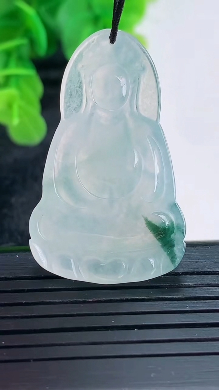 天然A货翡翠飘花观音菩萨吊坠尺寸40.1-24.3-3.9重量:7.18g
4月16日