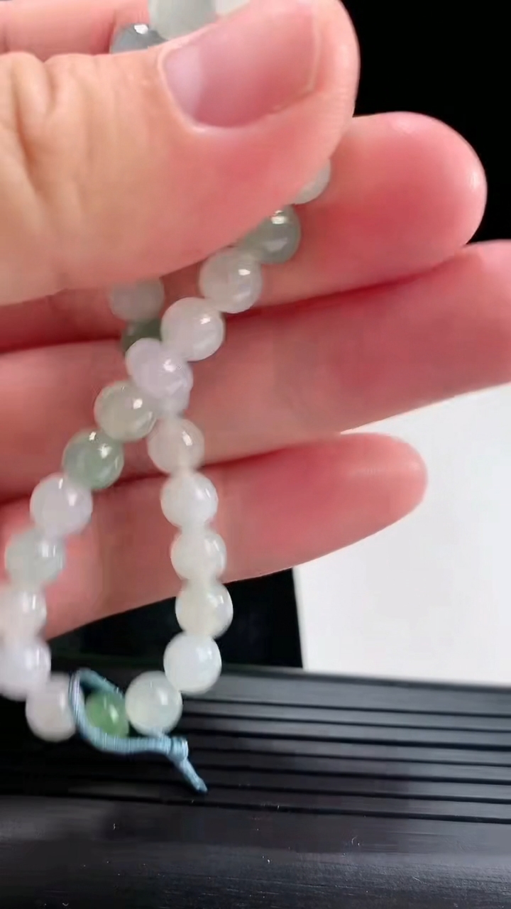 天然A货翡翠圆珠手串尺寸6.2重量:13.67g4月16日
工厂直销收藏佳品,种好水足，色泽均匀，有种有色，上手高大气！