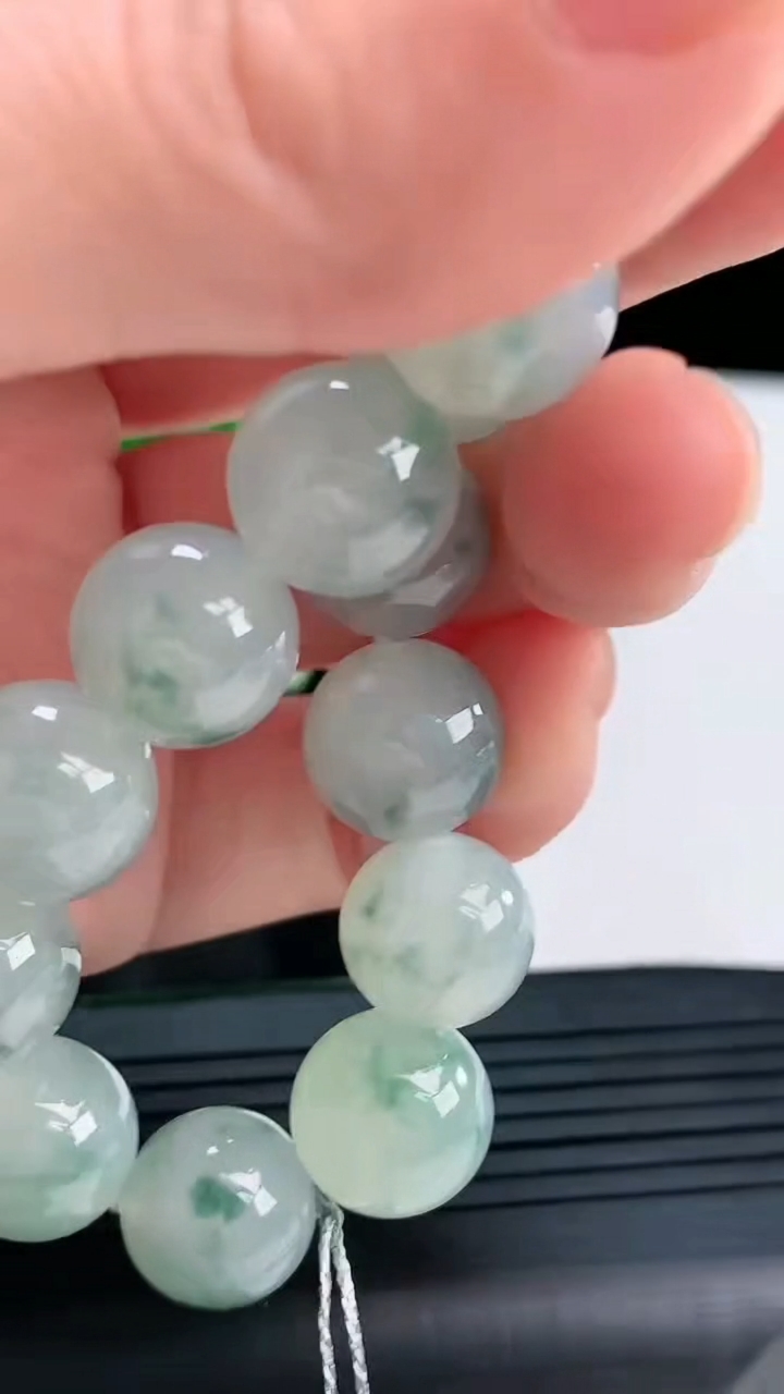 天然A货翡翠飘花圆珠手串尺寸11.2-17颗重量:40.93g4月16日
工厂直销收藏佳品,种好水足，色泽均匀，有种有色，上手高大气！
