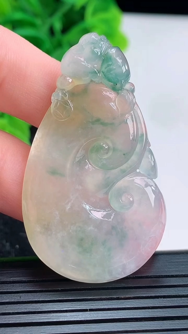 天然A货翡翠飘花如意吊坠尺寸49.2-28.5-4.5重量:12.43g
4月16日