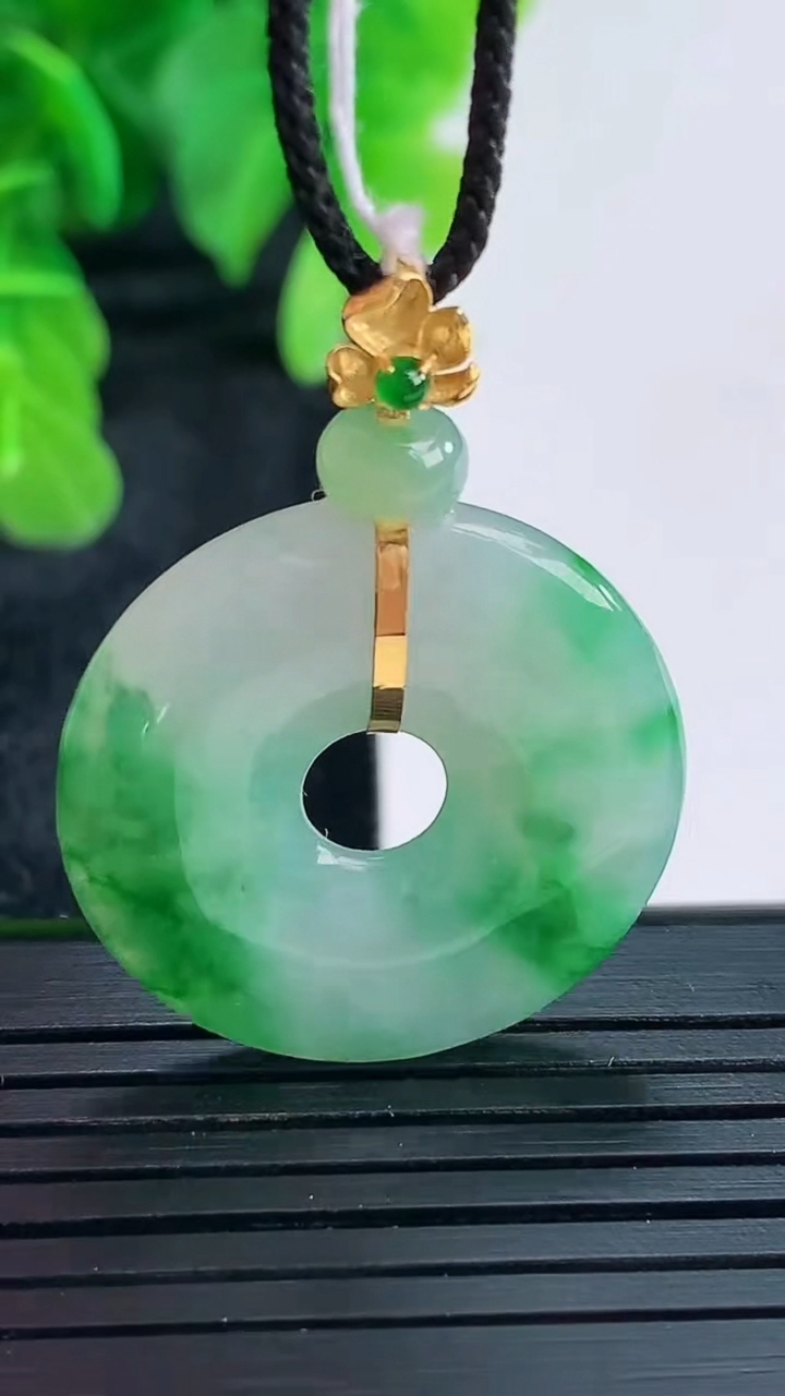 天然A货翡翠平安环吊坠尺寸26-3.6重量:6.30g
4月16日