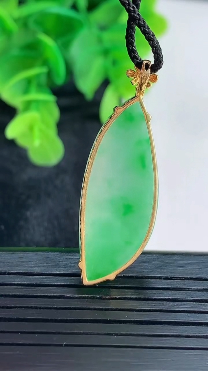 天然A货翡翠随形吊坠尺寸38.9-13.1-5.1重量:3.95g
4月16日