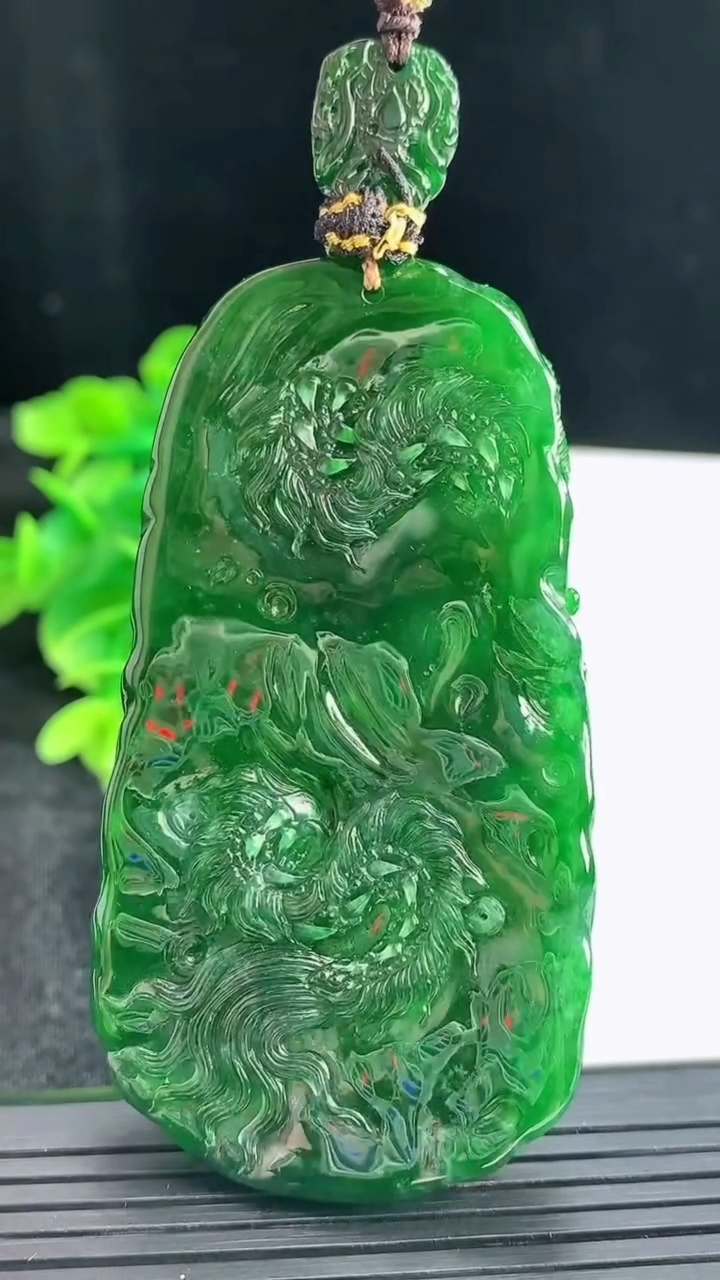 天然A货翡翠龙牌吊坠尺寸71-37.7-12.8重量:59.95g
4月16日