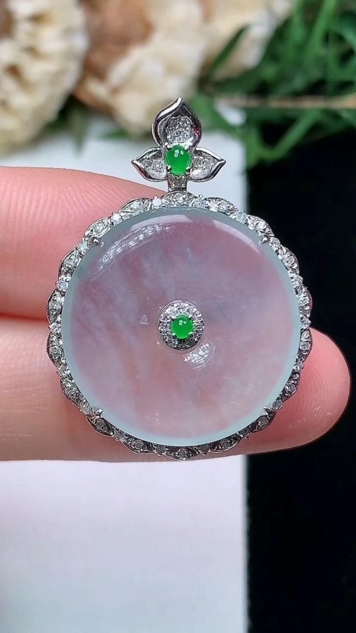 天然A货翡翠白冰平安扣吊坠，尺寸29.5-22.2-6.2，裸石19.3，重量:4.57g
4月16