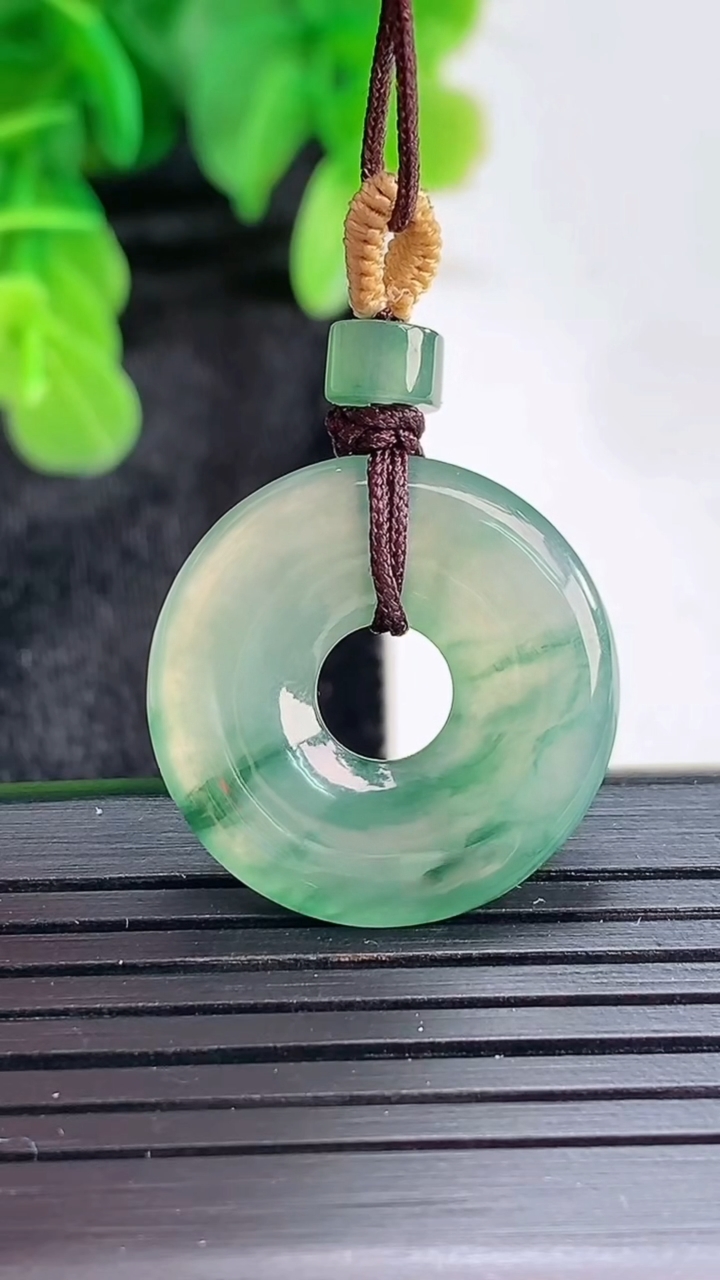 天然A货翡翠飘花平安环吊坠尺寸21.7-3.2重量:3.45g
4月16日