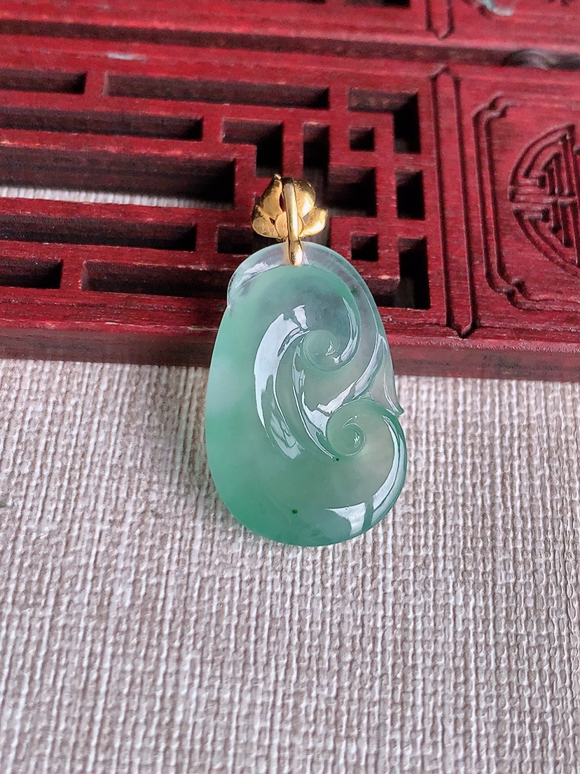 天然A货翡翠18K金扣头晴水如意吊坠 
尺寸31.8-25.5-16.6-5mm 重量3.83g 0