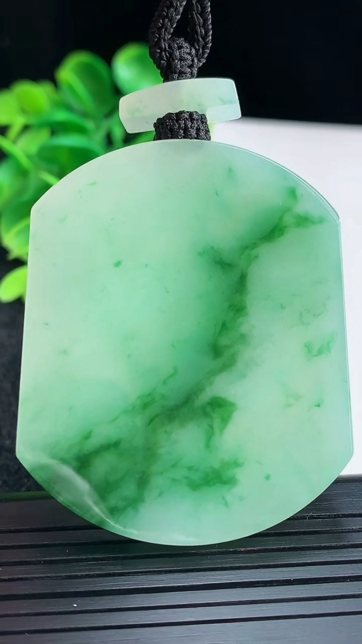 天然A货翡翠无事牌吊坠尺寸53.3-43.8-5.5重量:40.62g
4月16日