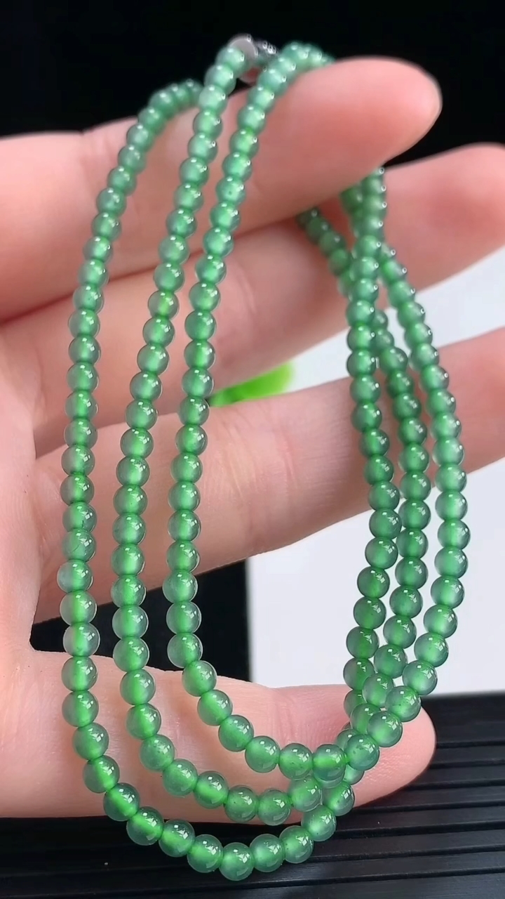 天然A货翡翠小米珠项链尺寸2.9重量:8.83g
4月16日