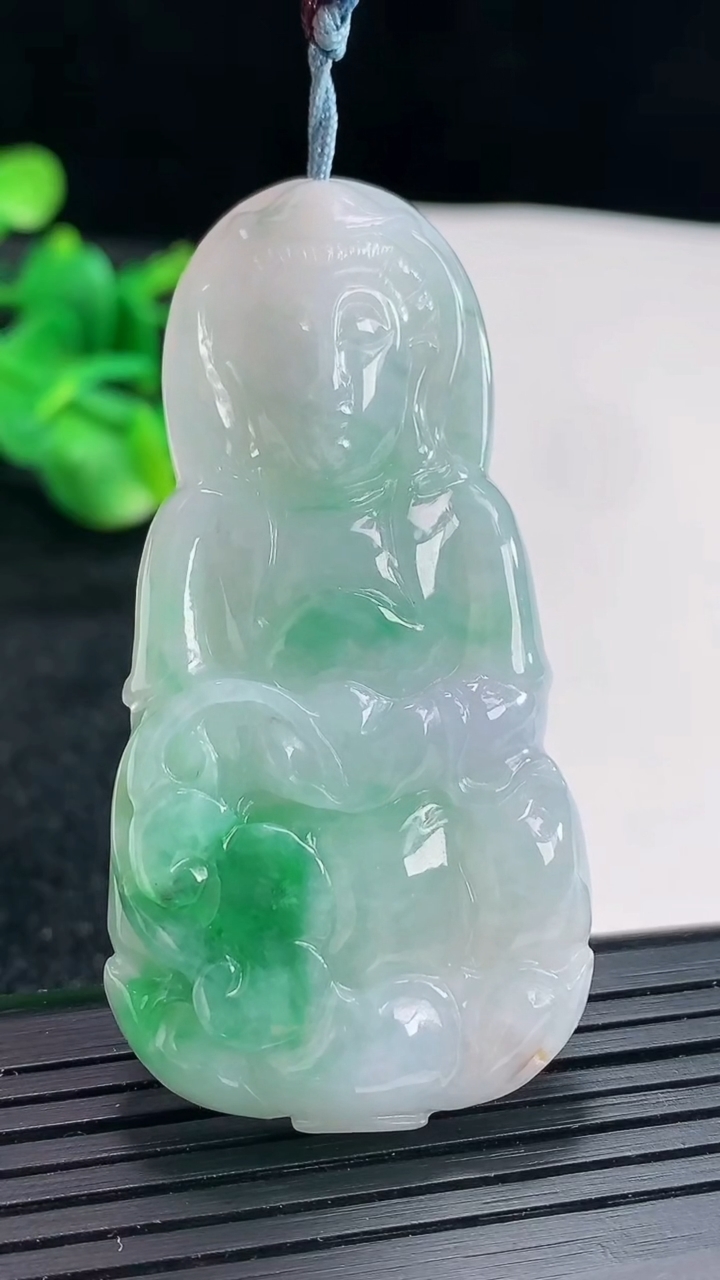 天然A货翡翠正装观音吊坠尺寸59.5-30-6.5重量:22.25g
4月16日