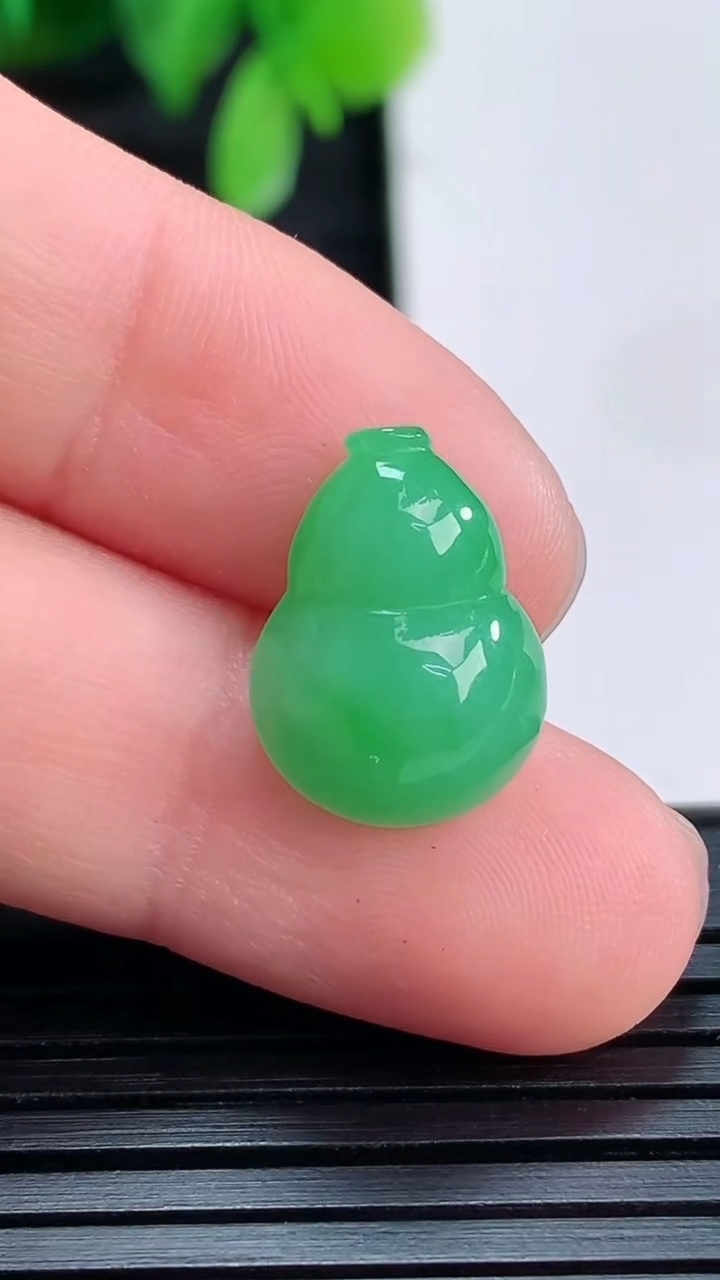 天然A货翡翠葫芦镶嵌件尺寸14.3-10.7-5.4重量:1.50g
4月16日