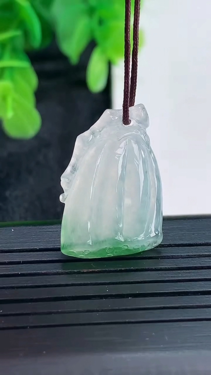 天然A货翡翠莲蓬吊坠尺寸23.6-16-3.6重量:3.57g
4月16日