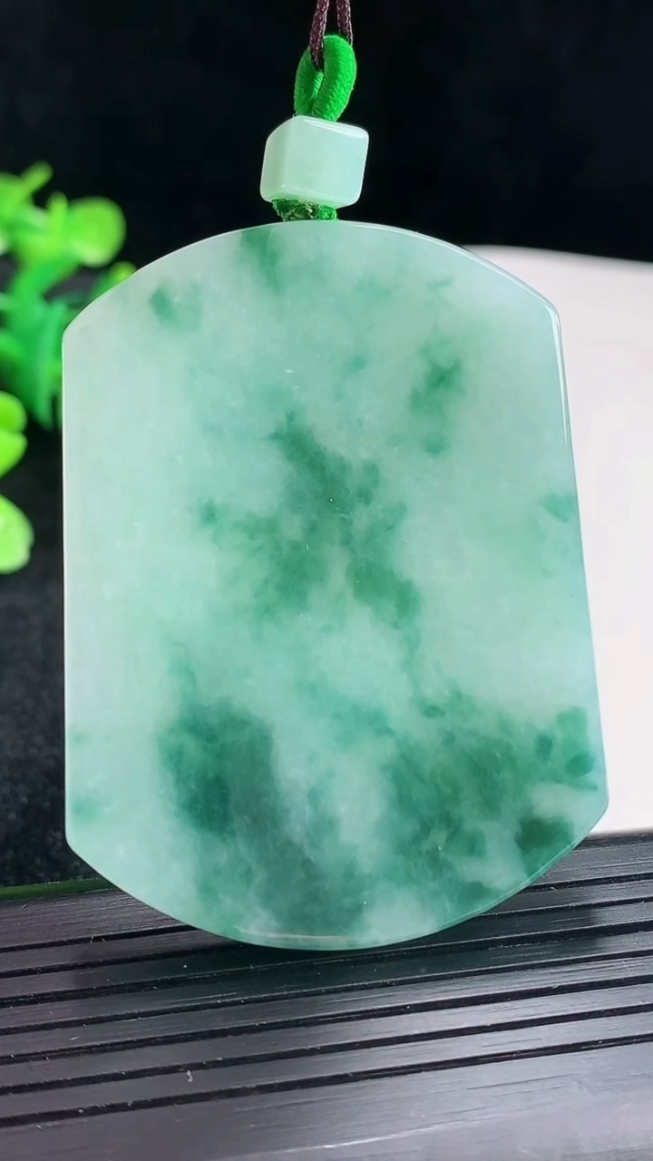 天然A货翡翠飘花无事牌吊坠尺寸55-41-5.6重量:39.94g
4月16日