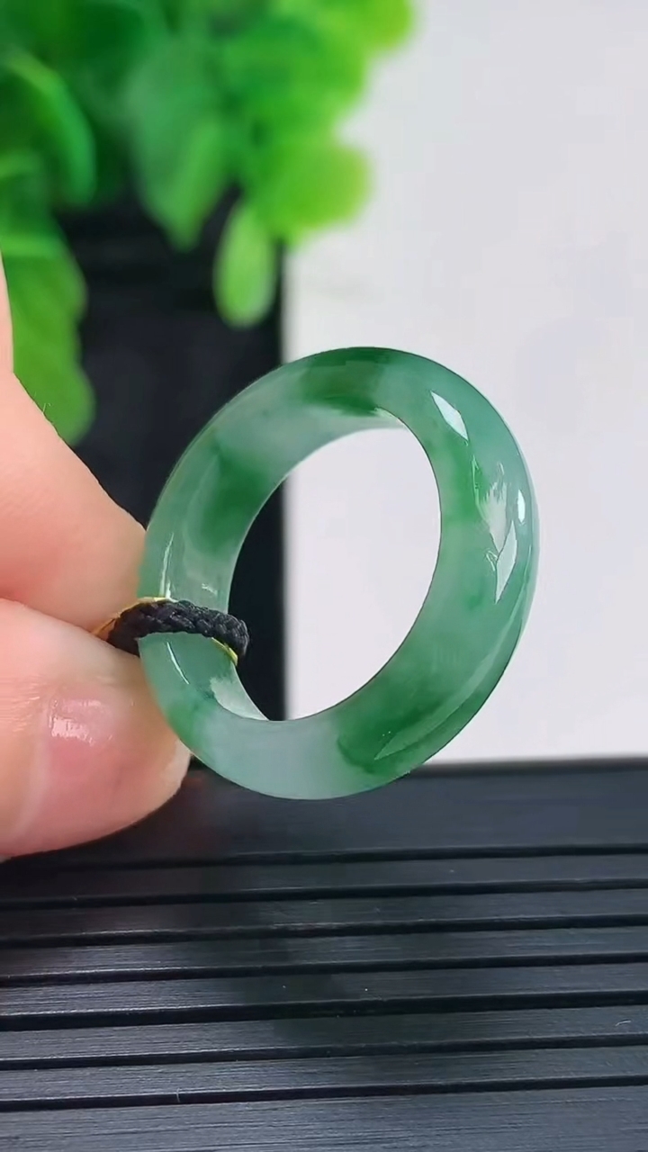 天然A货翡翠指环戒指尺寸17.6-6-3.3重量:3.95g2026年4月16日
工厂直销收藏佳品,种好水足，色泽均匀，有种有色，上手高大气！