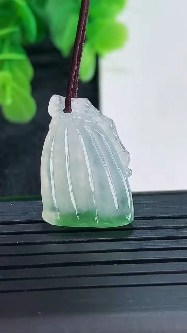 天然A货翡翠莲蓬吊坠尺寸23.6-16-3.6重量:3.57g
4月16日