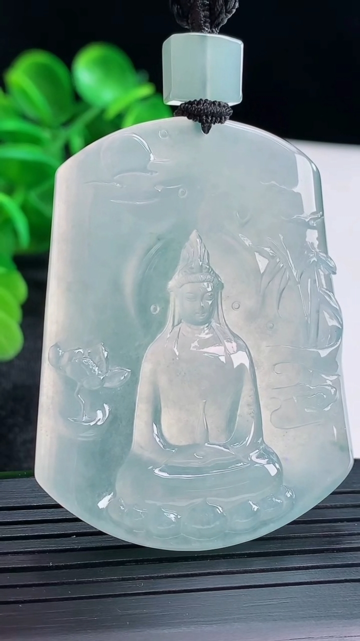 天然A货翡翠观音菩萨吊坠尺寸55.6-42.9-5.7重量:37.66g
4月16日