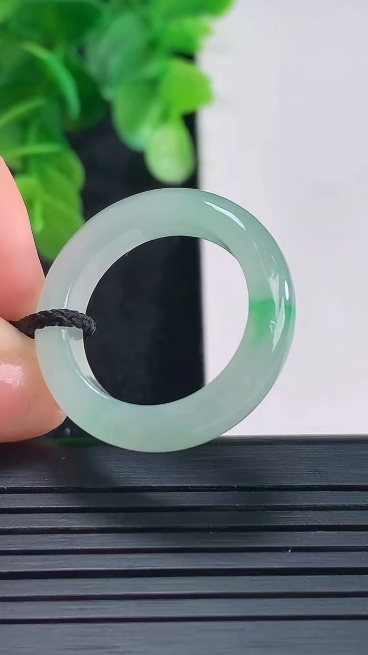 天然A货翡翠指环戒指尺寸19.2-5.5-3.8重量:4.71g2026年4月16日
工厂直销收藏佳品,种好水足，色泽均匀，有种有色，上手高大气！