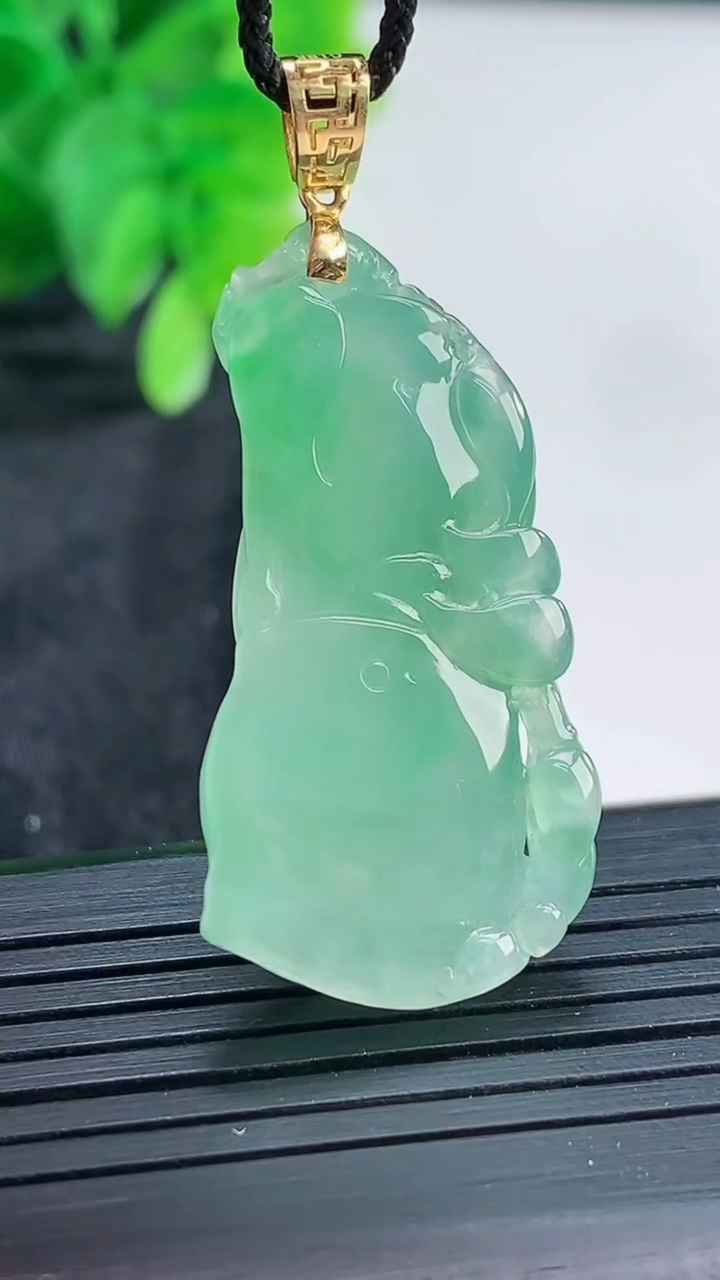 天然A货翡翠节节高升 竹节吊坠尺寸35.6-18.9-7.1重量:8.72g
4月16日