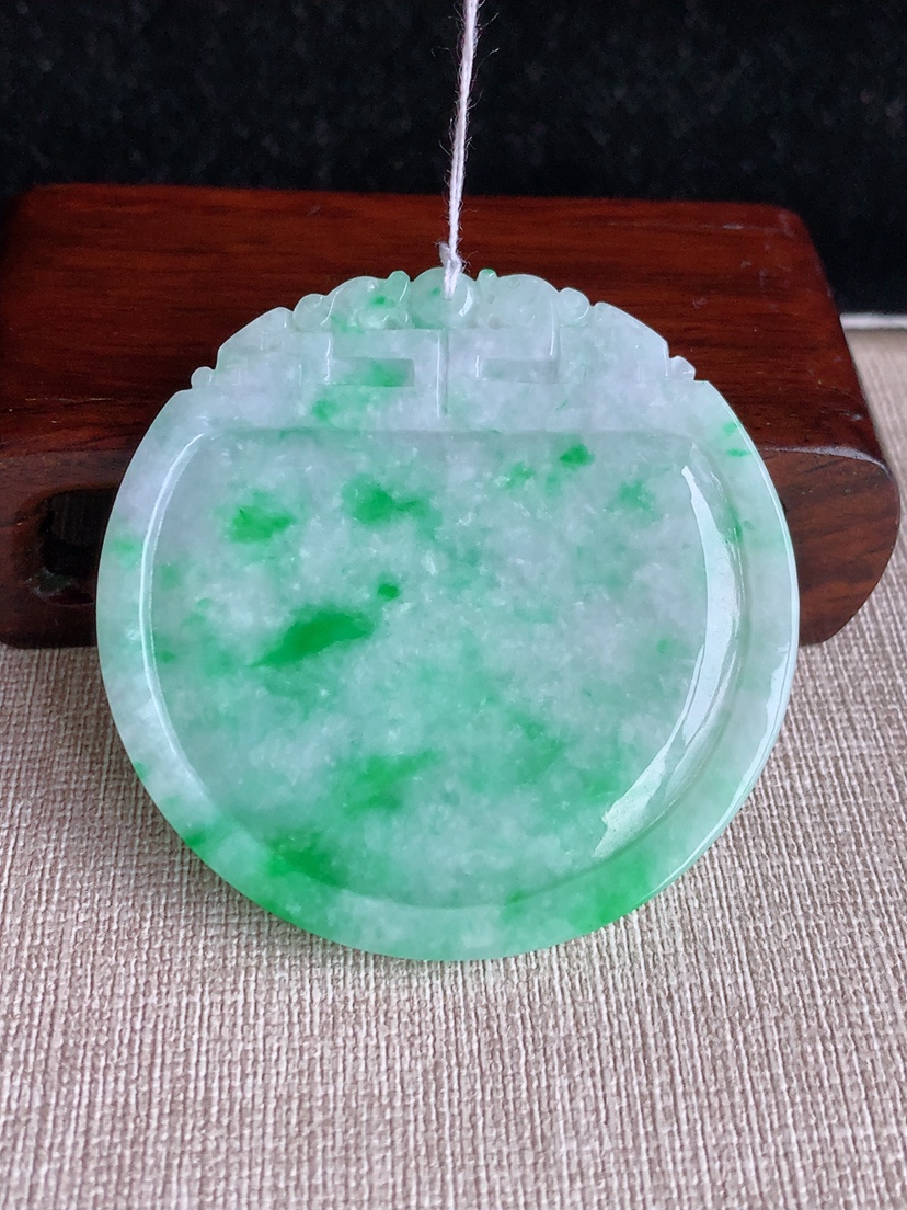 天然A货翡翠飘阳绿意境山水牌吊坠 
尺寸56.2-5mm 重量33.16g 0415