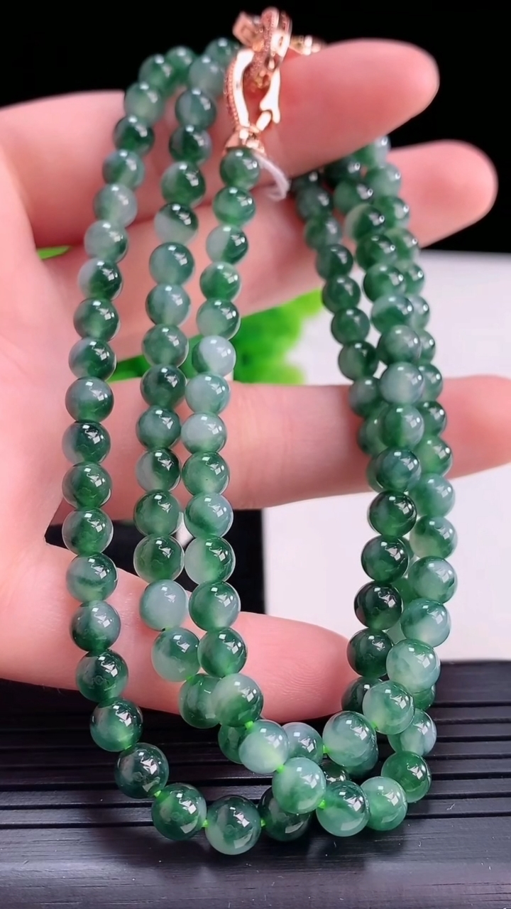 天然A货翡翠飘花圆珠项链尺寸5.1-120颗重量:32.53g
4月16日