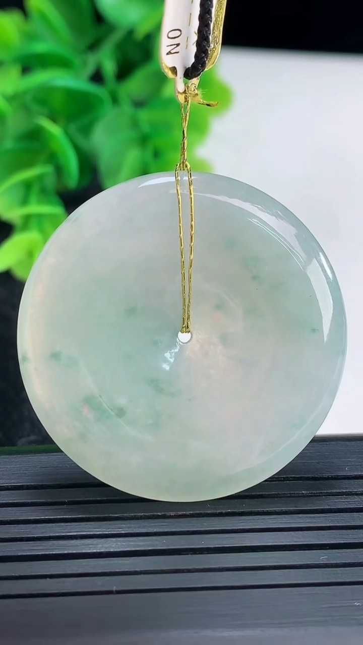 天然A货翡翠飘花平安扣吊坠尺寸38.4-5.6重量:18.31g
4月16日