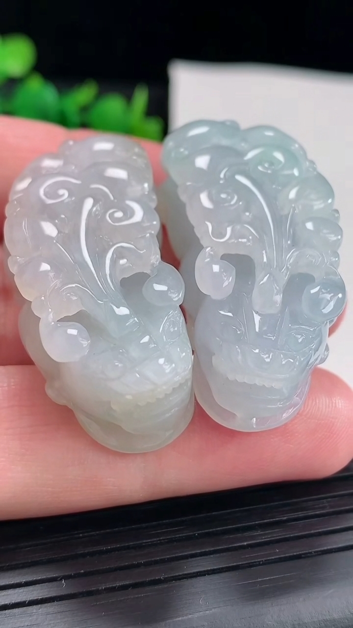 天然A货翡翠貔貅吊坠一对尺寸40.5-20-15重量:53.48g
4月16日