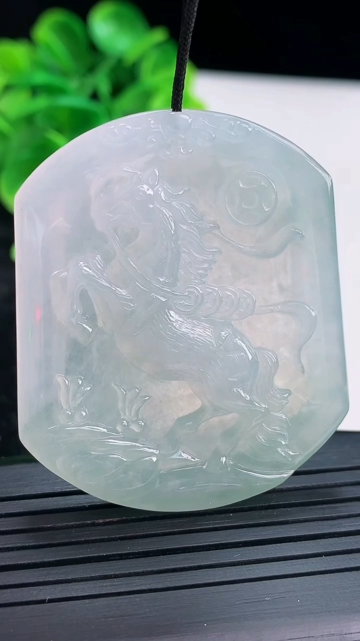 天然A货翡翠生肖马吊坠尺寸49.8-42-5重量:24.59g
4月16日