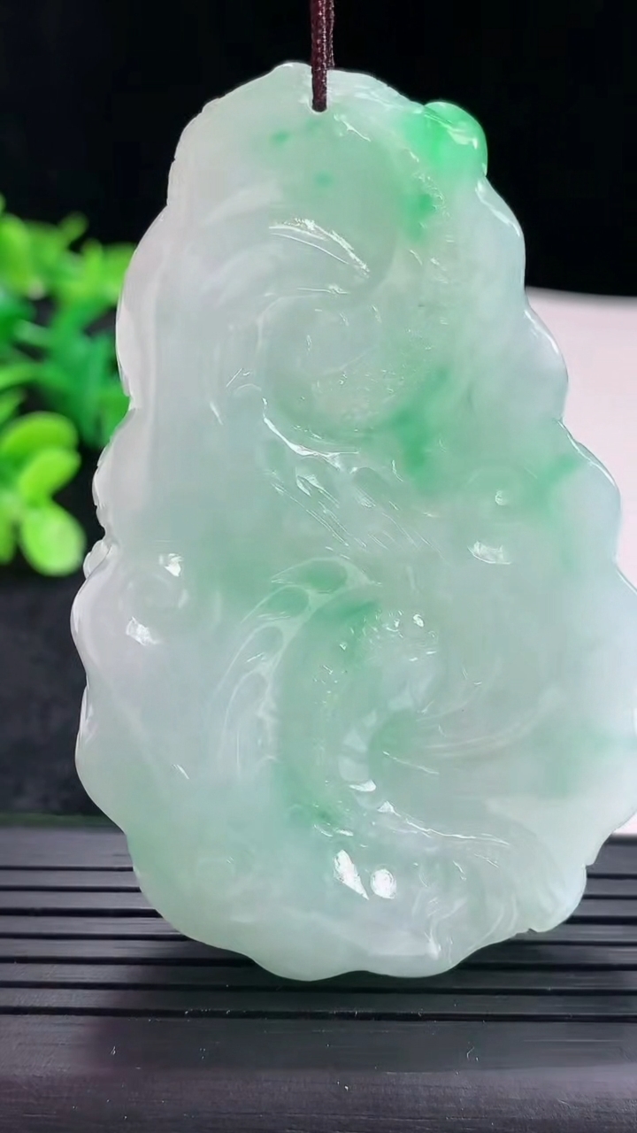 天然A货翡翠龙牌吊坠尺寸71-46-13.6重量:66.02g
4月16日