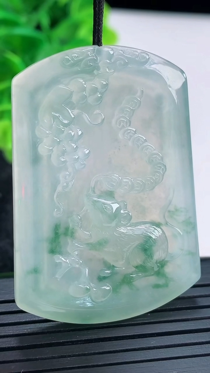 天然A货翡翠飘花生肖鼠吊坠尺寸48.9-34.6-4重量:17.81g
4月16日