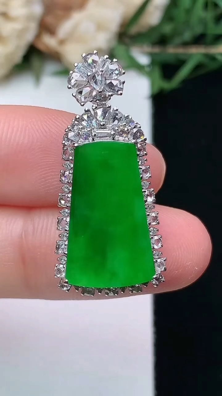 天然A货翡翠无事牌吊坠，尺寸29.5-13.9-8.3，裸石17.2-10.4，重量:4.65g
4