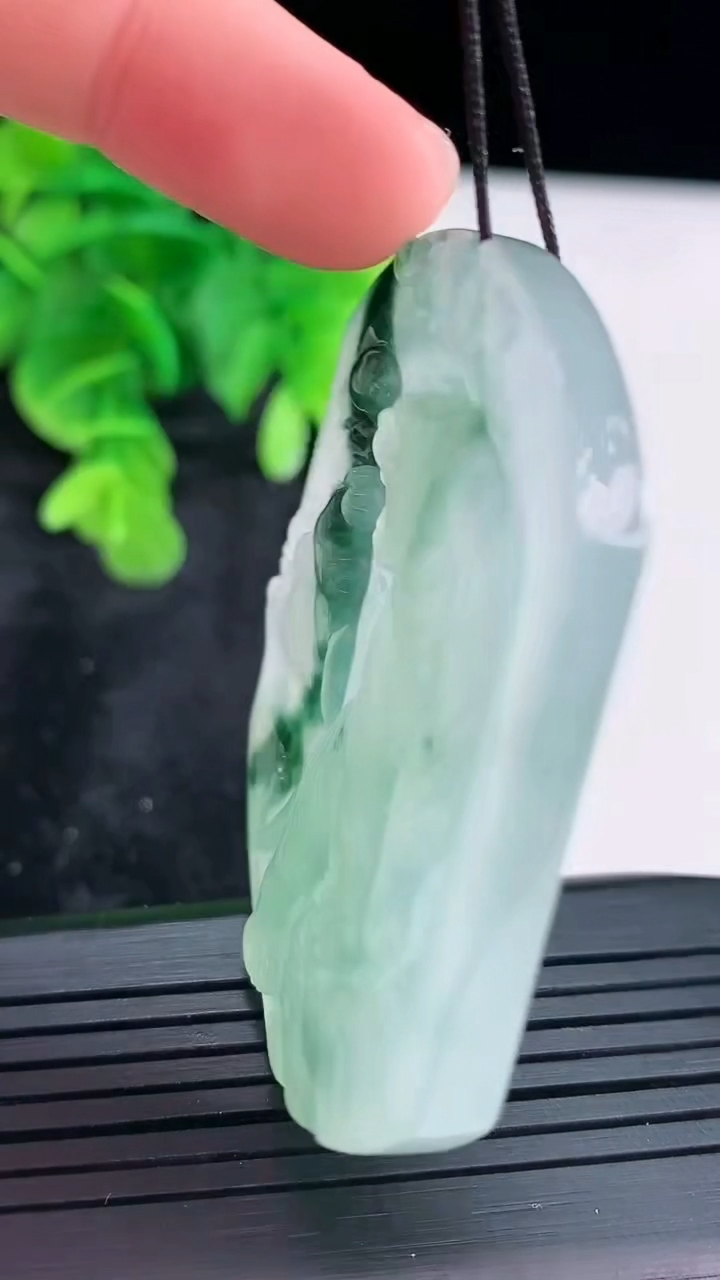 天然A货翡翠飘花生肖虎吊坠尺寸52.5-44.3-5.6重量:30.48g
4月16日