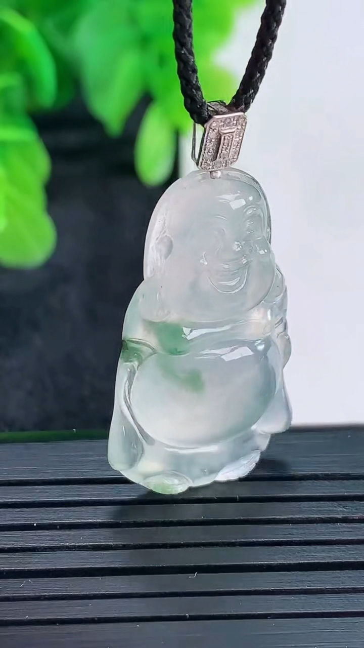 天然A货翡翠种飘花站佛 佛公吊坠尺寸35.4-16.3-5.4重量:4.49g
4月16日