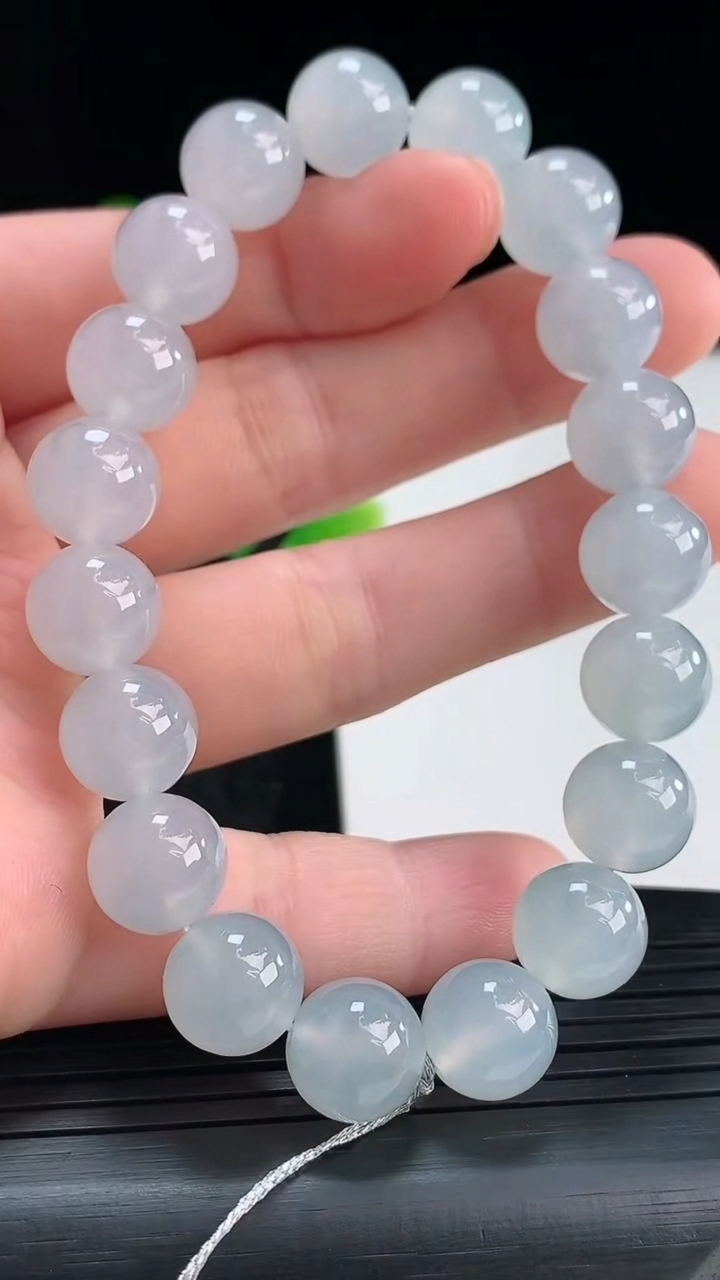 天然A货翡翠紫罗兰圆珠手串尺寸9.8-19颗重量:32.82g4月16日
工厂直销收藏佳品,种好水足，色泽均匀，有种有色，上手高大气！