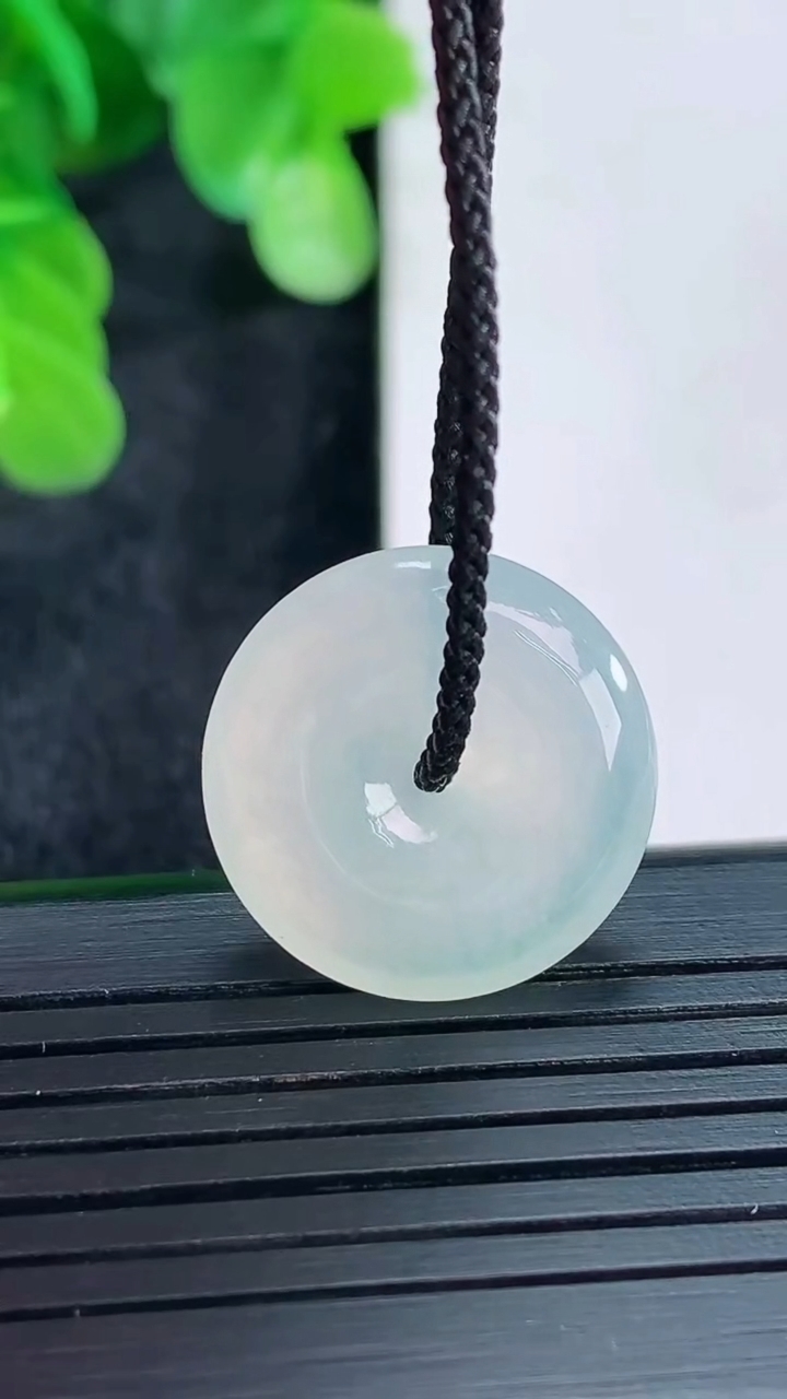 天然A货翡翠平安扣吊坠尺寸18.7-4.8重量:3.66g
4月16日