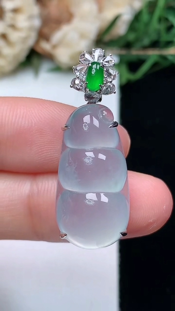 天然A货翡翠白冰福豆吊坠，尺寸23-12.2-9.4，重量:5.00g
4月16日