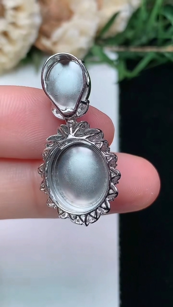 天然A货翡翠蛋面吊坠，尺寸30.8-14.5-9.3
4月16日