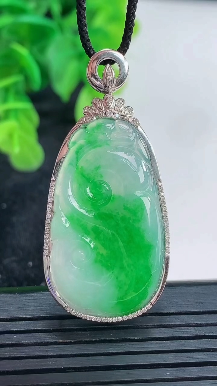 天然A货翡翠如意吊坠尺寸44.8-20.6-5.9裸石31.9-18重量:7.05g
4月16日