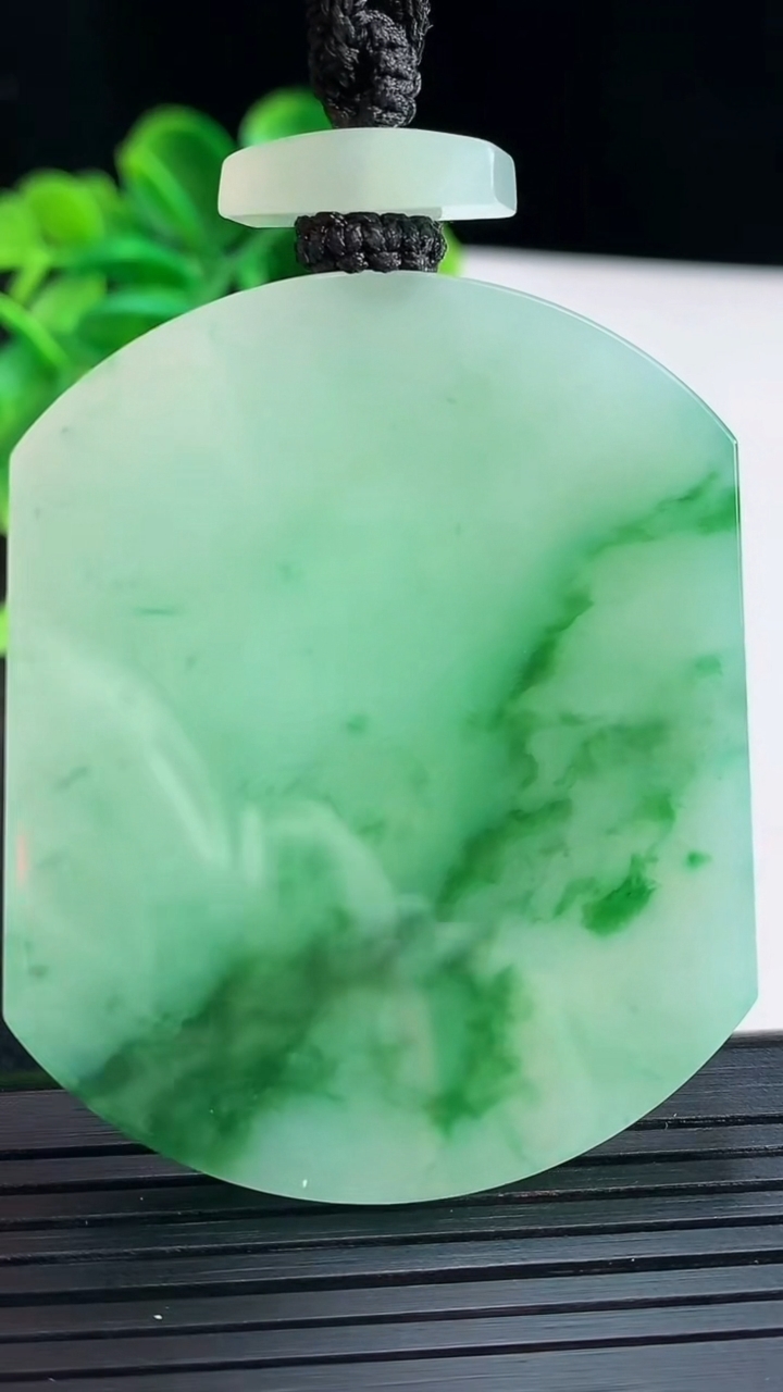 天然A货翡翠飘花无事牌吊坠尺寸53.6-43.6-7.6重量:43.72g
4月16日