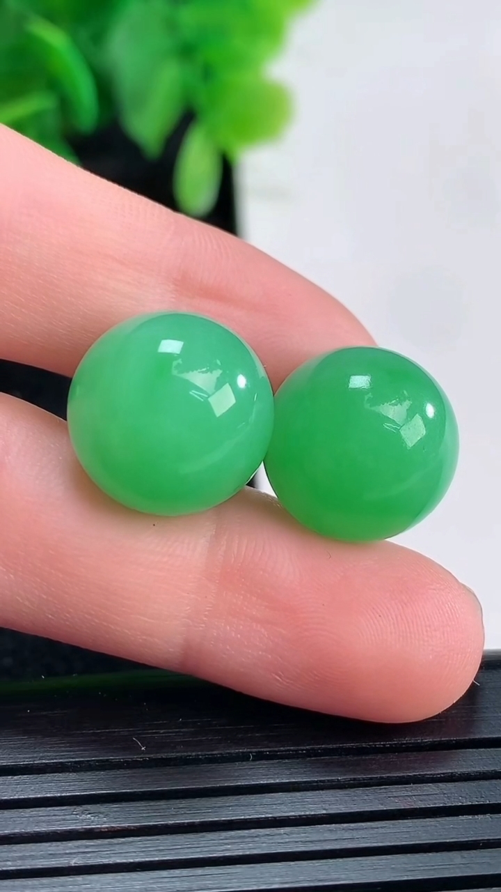 天然A货翡翠圆珠镶嵌件一对尺寸13.2重量:10.70g
4月16日