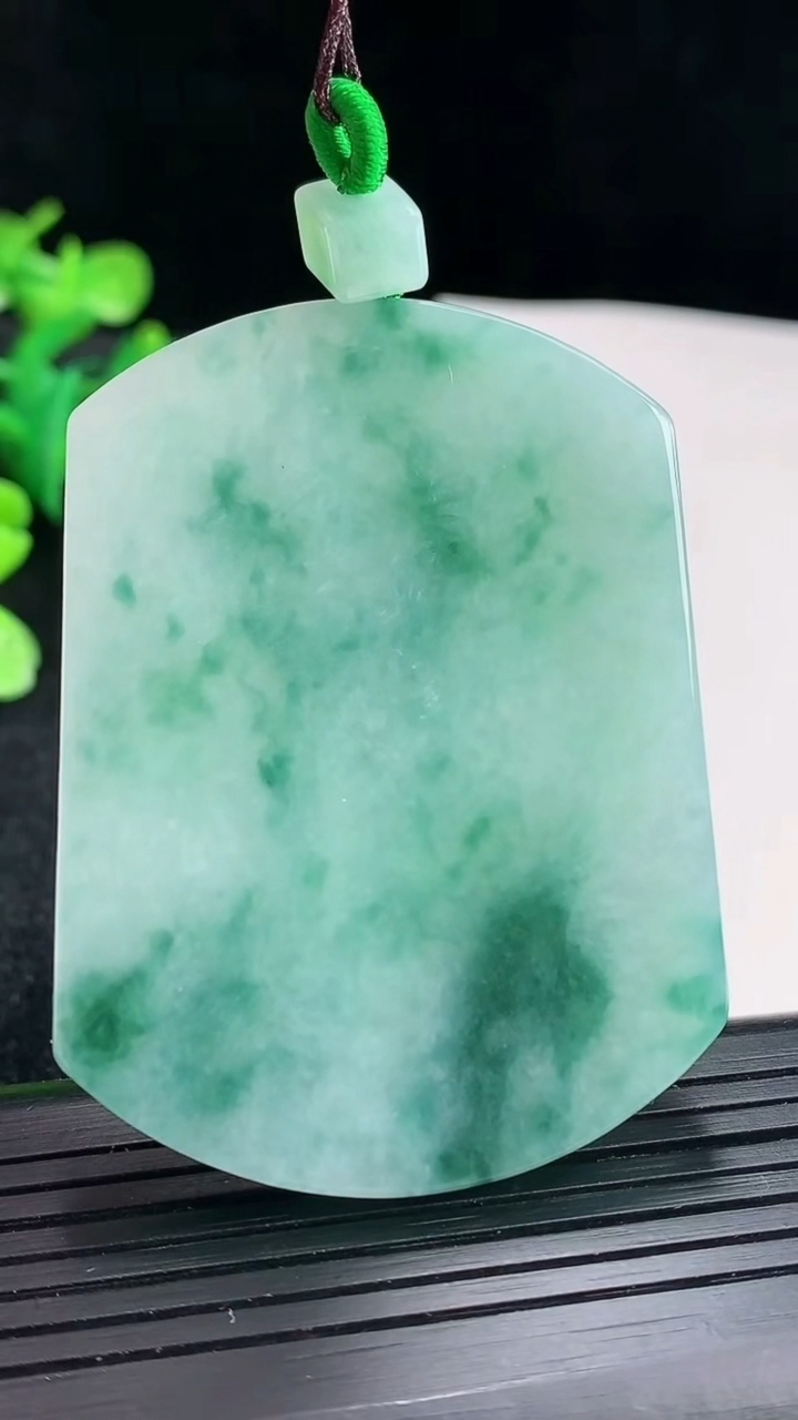 天然A货翡翠飘花无事牌吊坠尺寸55-41-5.6重量:39.94g
4月16日