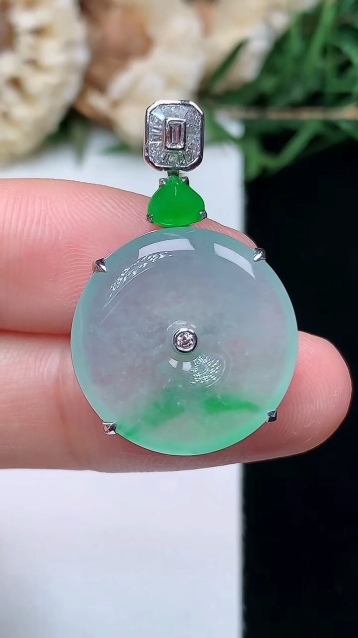 天然A货翡翠平安扣吊坠，尺寸18.4-5.5，重量:4.14g
4月16日